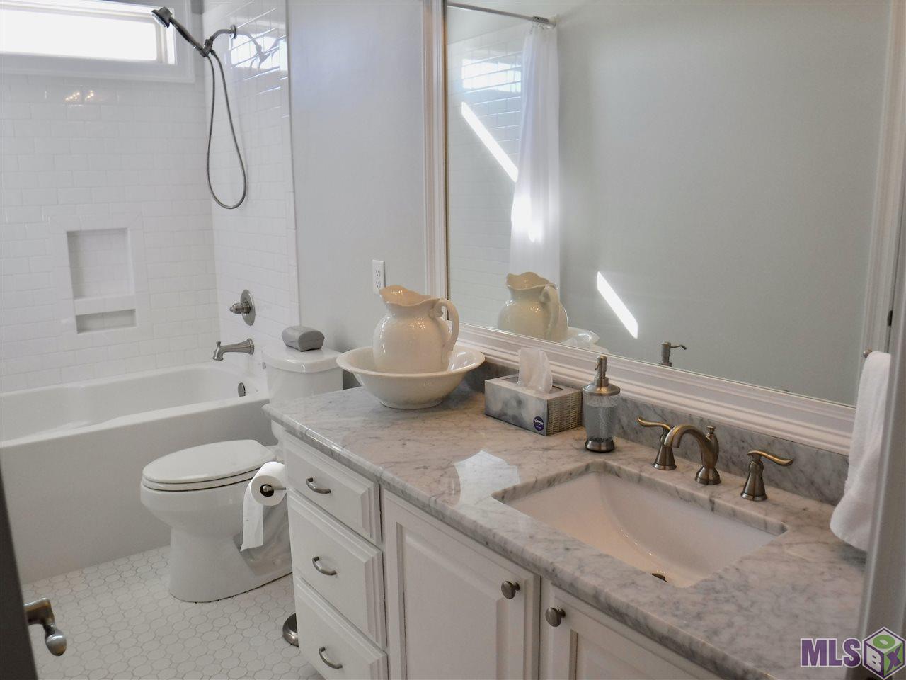 204 Rue Richard Gray, LA 70359 - Photo 20 of 32 Bathroom