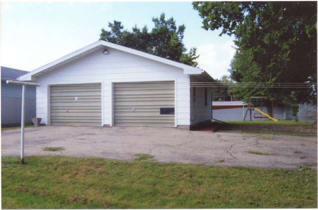 615 West Chestnut Street Canton, IL 61520 - Photo 4 of 4 Gallery Image 4