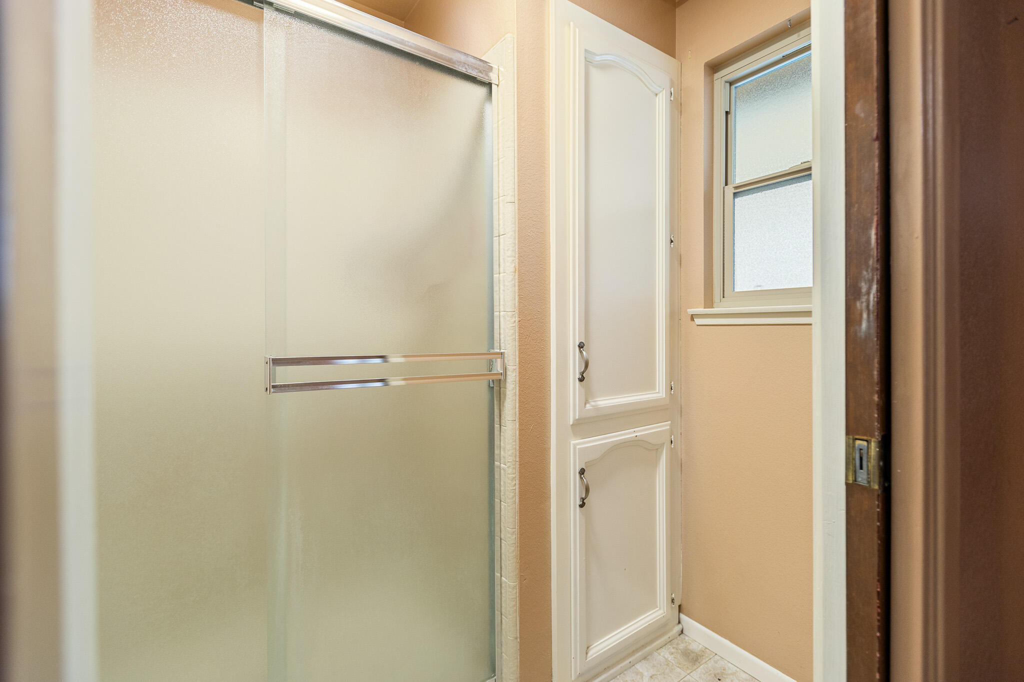 812 Woods Place Exeter, CA 93221 - Photo 23 of 47 23 Primary Shower