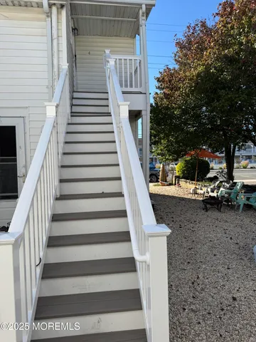 a view of entryway with outdoor space