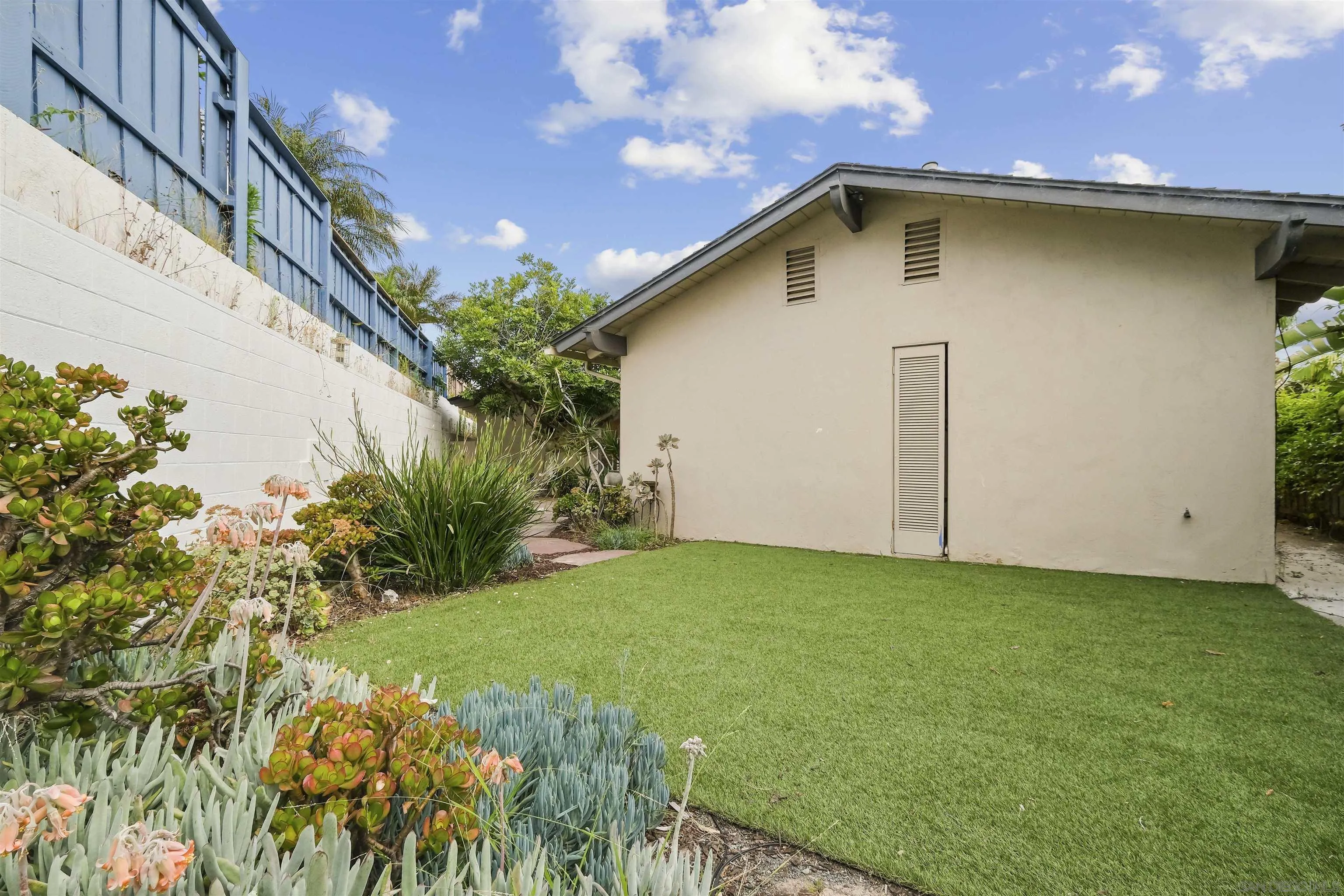 838 Lamplight Drive La Jolla, CA 92037 - Photo 6 of 42 a front view of a house with garden