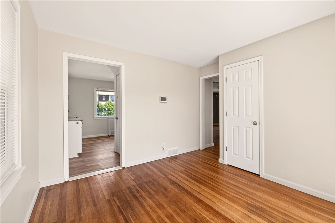129 Wyndham Road Rochester, NY 14612 - Photo 12 of 31