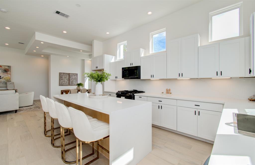 PREVIOUS MODEL HOME WITH SIMILAR FINISHES - Kitchen