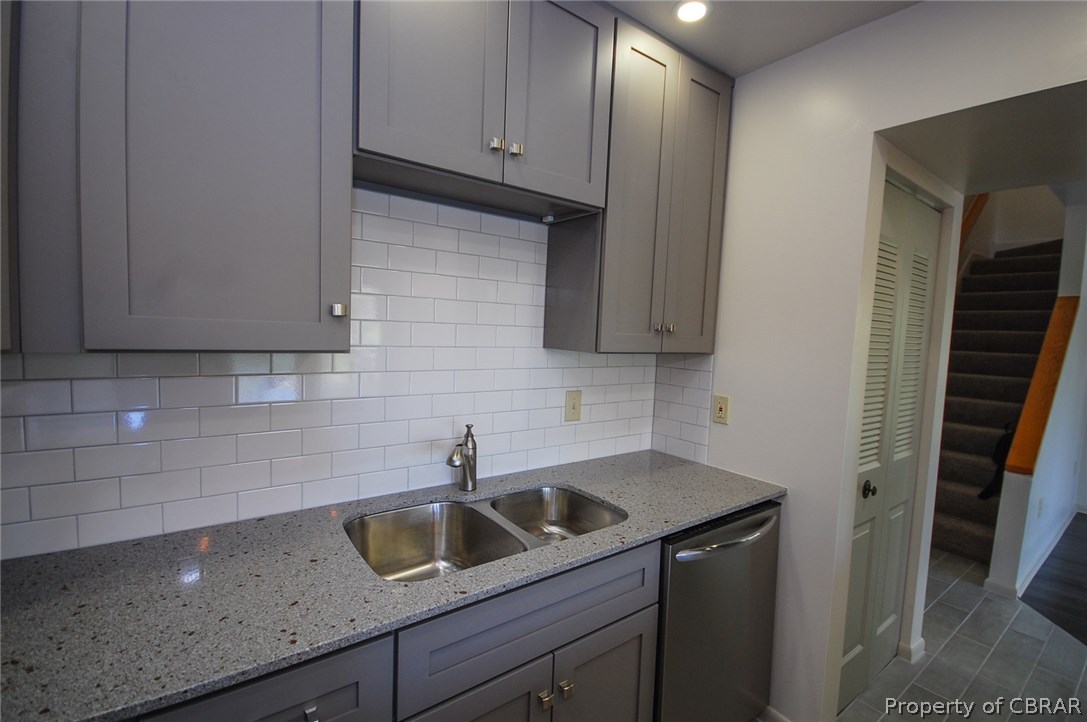 54 D Villa Ridge Drive, Unit D Hartfield, VA 23071 - Photo 10 of 34 CLASSICE WHITE SUBWAY TILED BACKSPLASH !