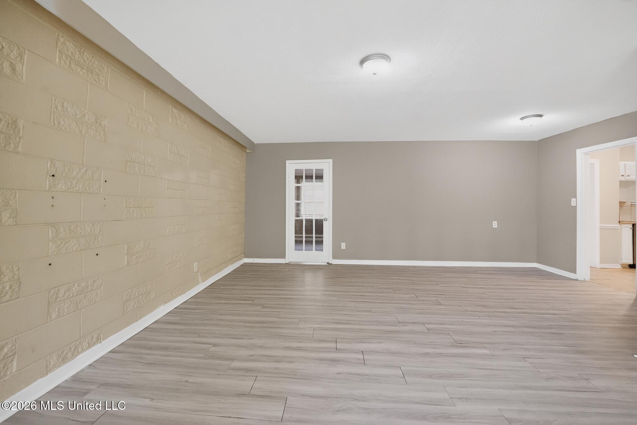1523 Winchester Street Jackson, MS 39211 - Photo 16 of 34 16_1523_Winchester_St-Living_room-6754