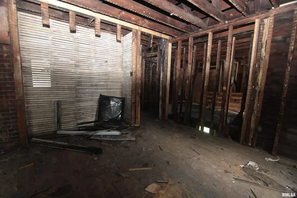 a view of back yard of the house