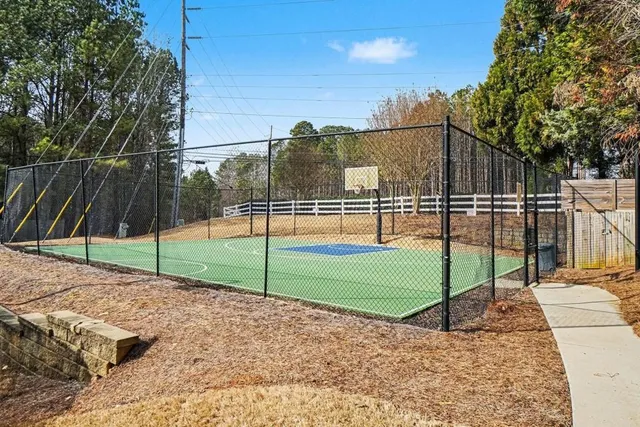 a view of a backyard