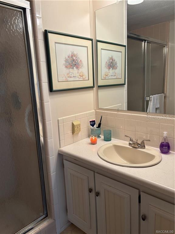 14334 Midfield Street Brooksville, FL 34613 - Photo 26 of 48 a bathroom with a sink and a mirror