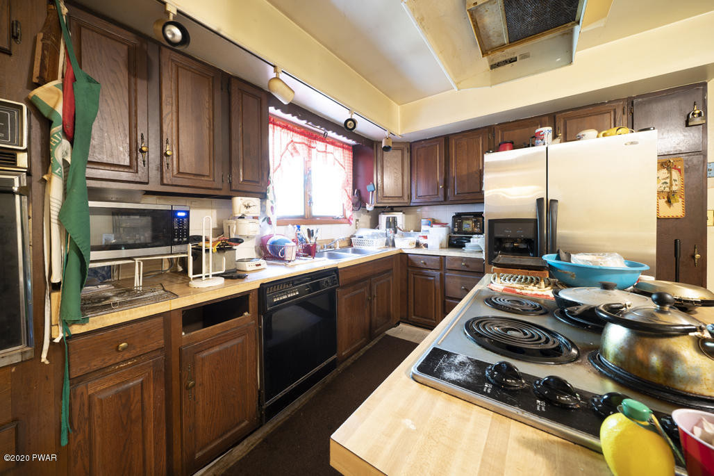 121 Ridgewood Court Greeley, PA 18425 - Photo 8 of 17 Kitchen (2)