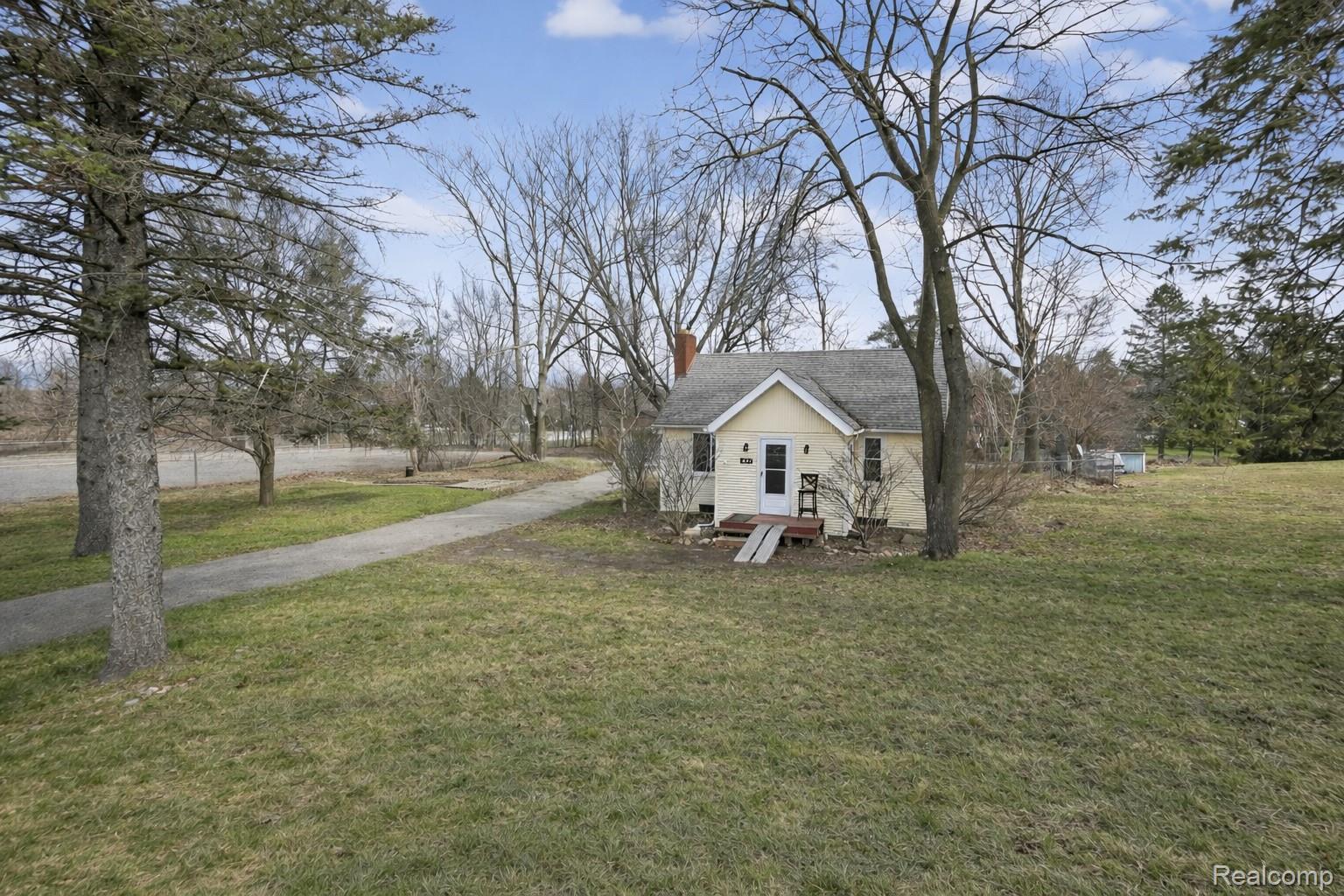 13343 Fenton Road Fenton, MI 48430 - Photo 5 of 45 Image 6 - Fenton .jpg