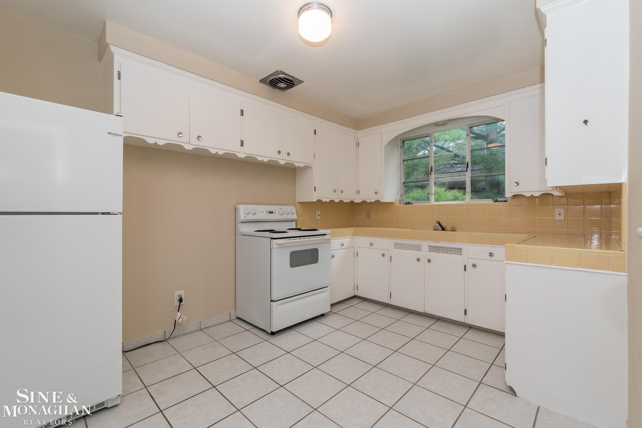 949 Harcourt Road Grosse Pointe, MI 48230 - Photo 7 of 18 50099506-6.JPG