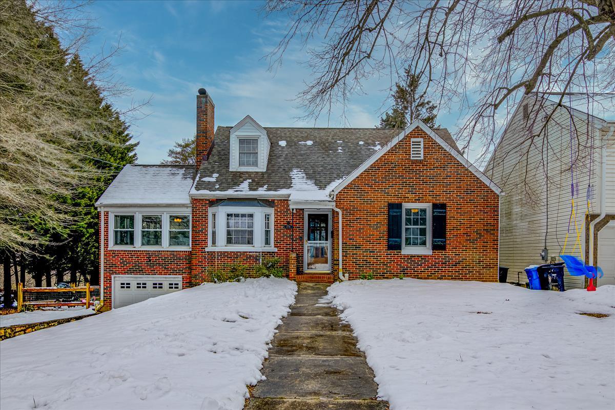2734 Tillett Road Southwest Roanoke, VA 24015 - Photo 1 of 21 Front