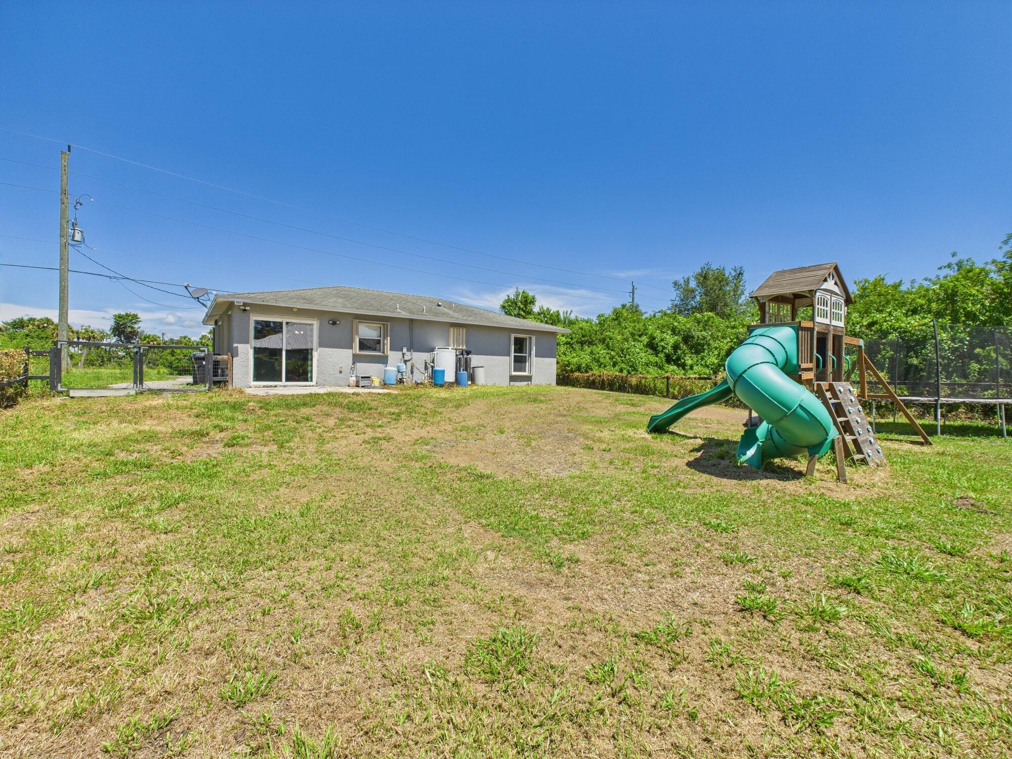 6504 Southeast 86th Boulevard Okeechobee, FL 34974 - Photo 33 of 38 a view of a house with a big yard