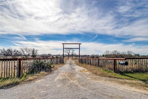 $595,000 | 2040 Erwin Road, Poolville, TX 76487