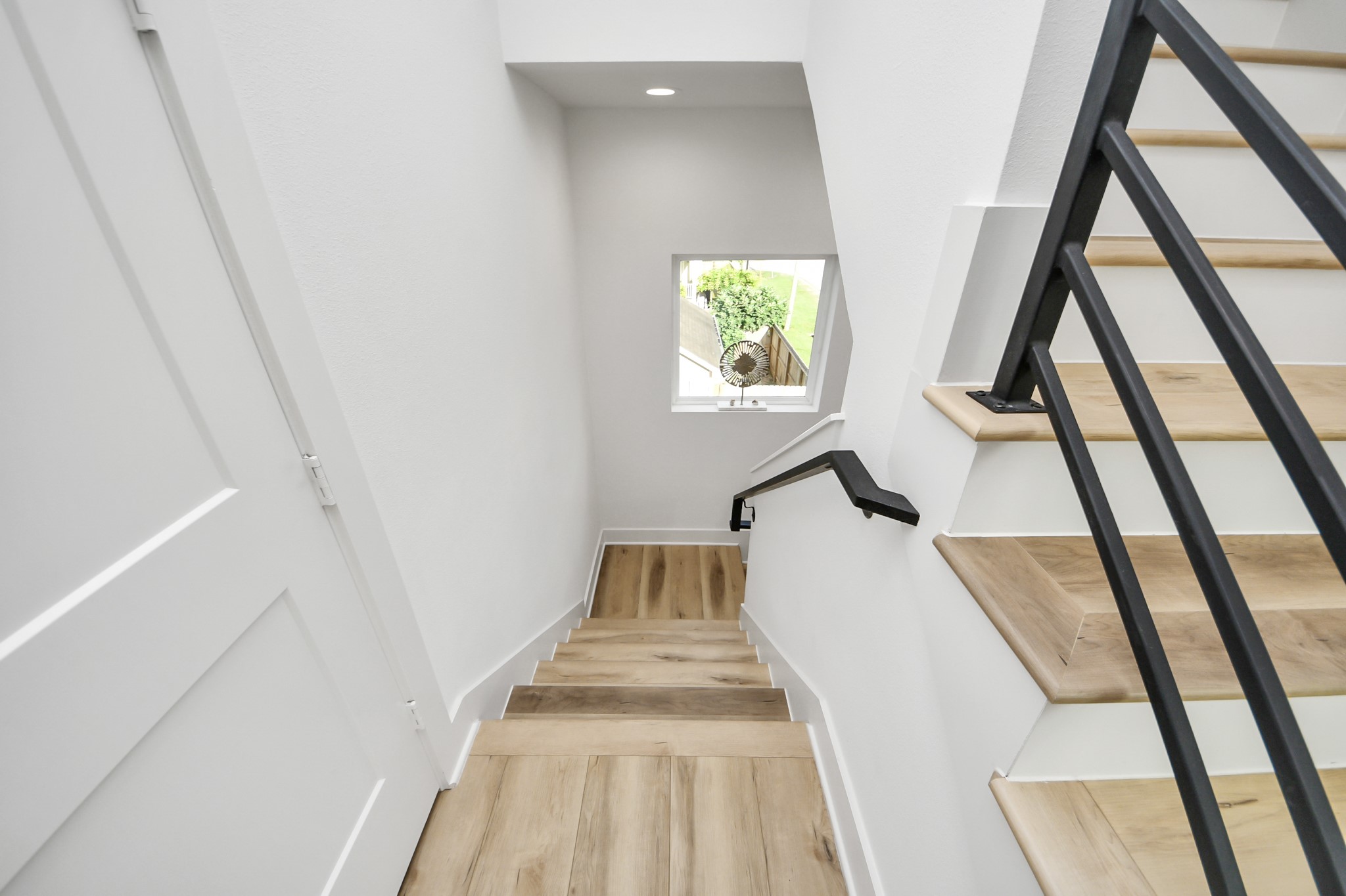 1044 West 17th Street Houston, TX 77008 - Photo 9 of 48 a view of entryway
