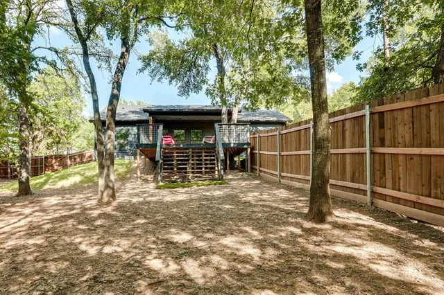 a view of a backyard