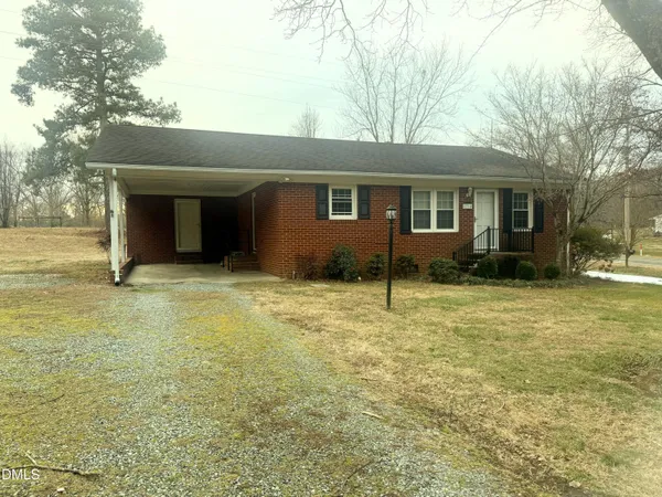 a view of a house with backyard and garden