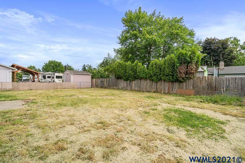 1121 Fabry Road Southeast Salem, OR 97306 - Photo 31 of 31 a swimming pool with an outdoor space