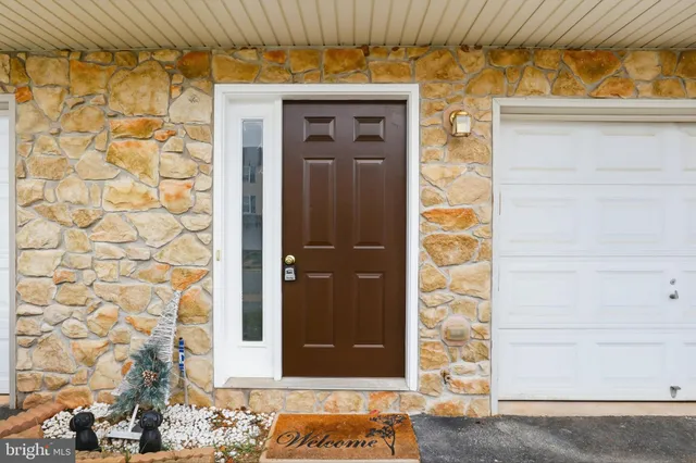 view of a door front of a house
