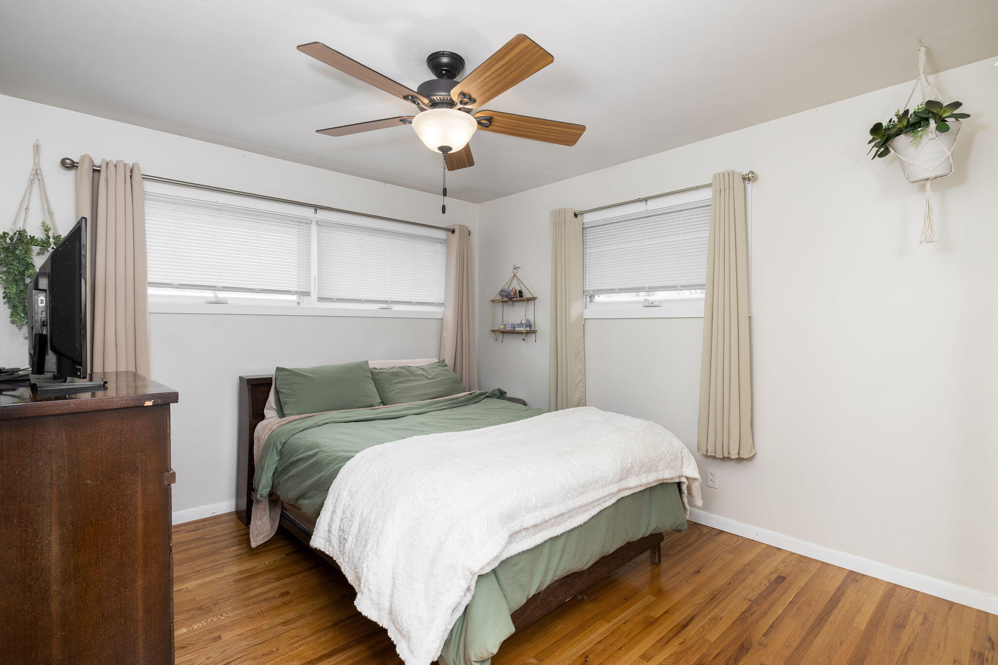 421 North 3rd Street La Crescent, MN 55947 - Photo 12 of 21 Bedroom 2