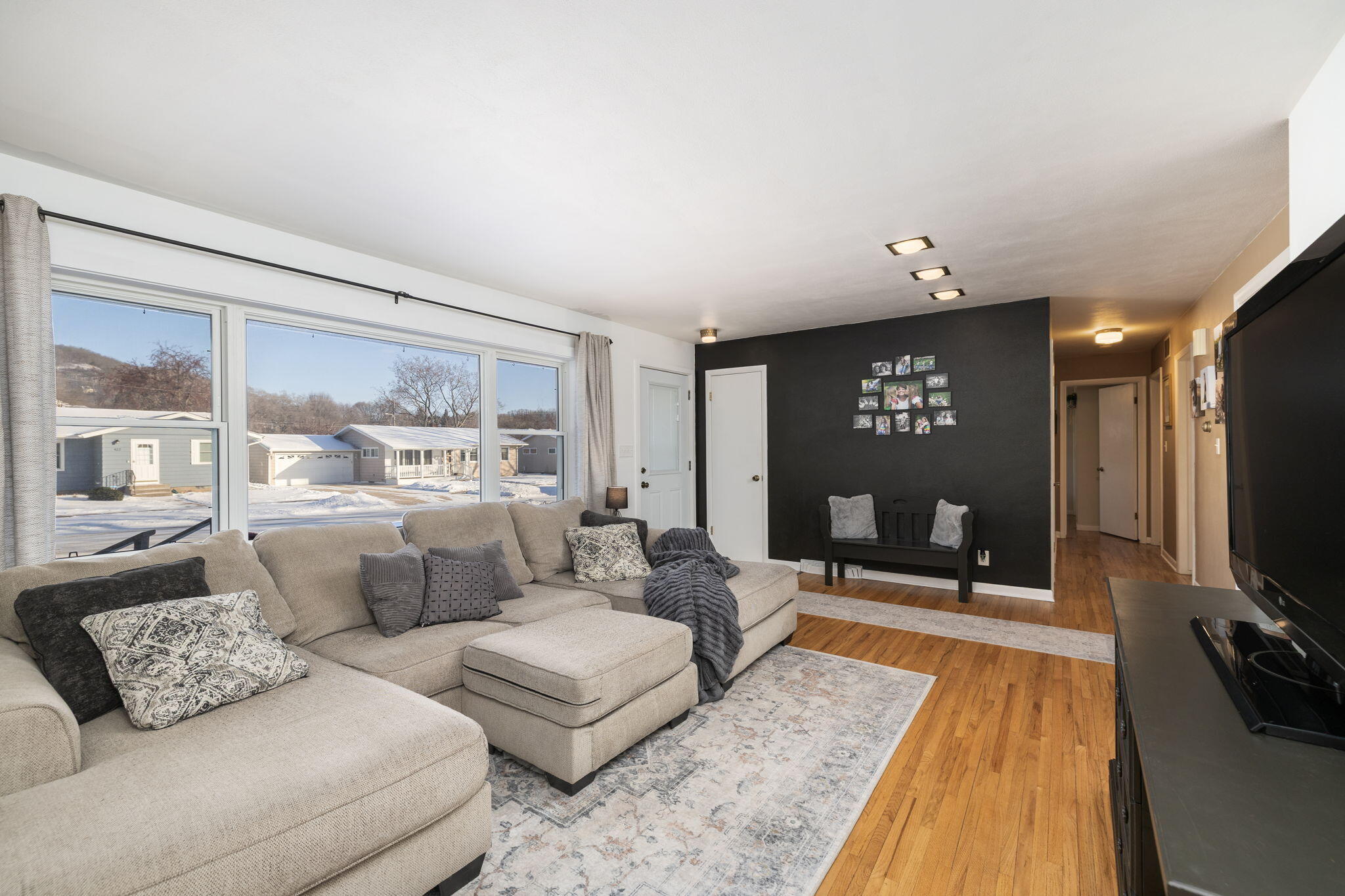 421 North 3rd Street La Crescent, MN 55947 - Photo 2 of 21 Living Room