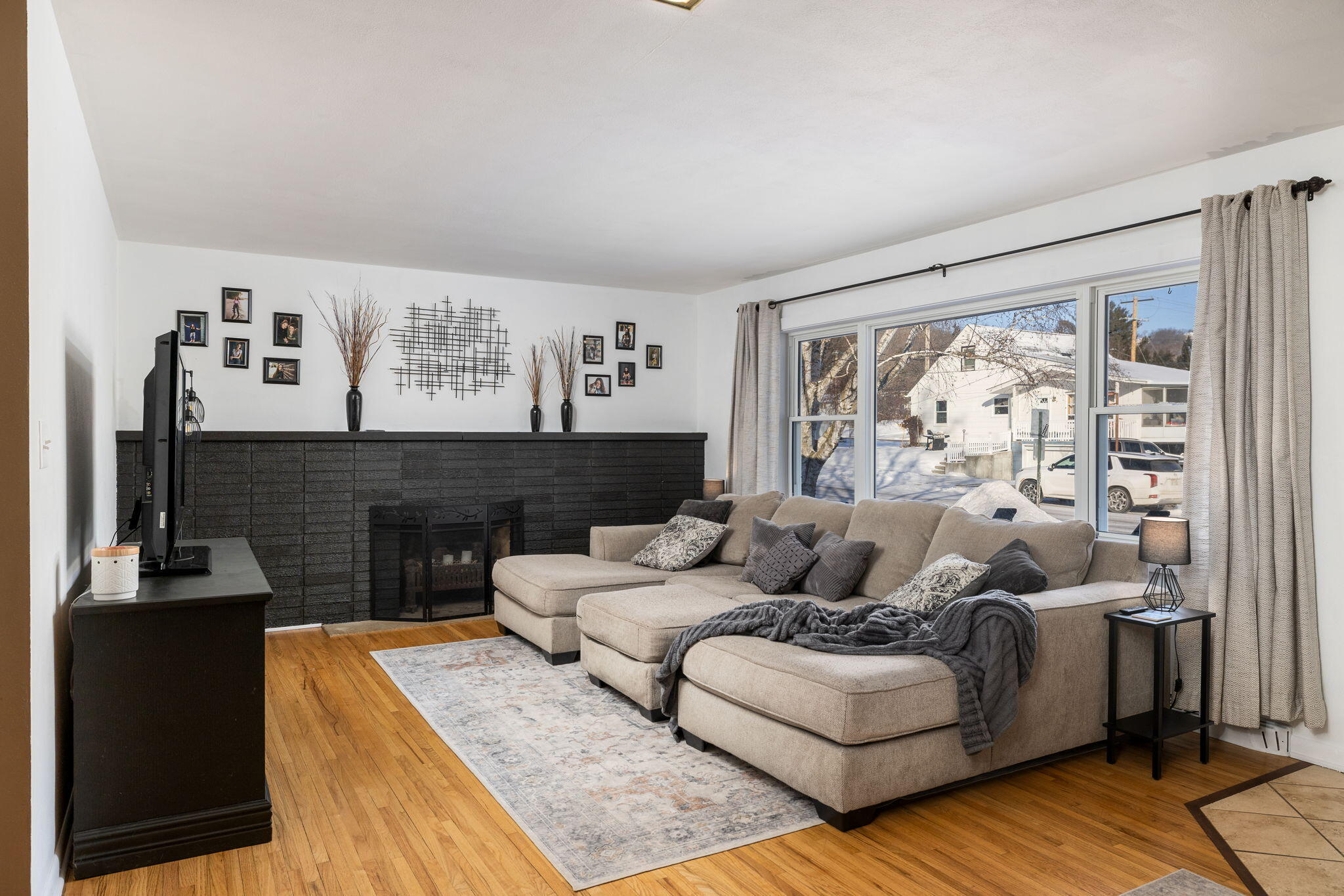 421 North 3rd Street La Crescent, MN 55947 - Photo 3 of 21 Living Room