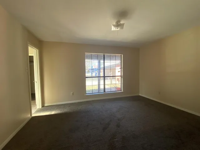 $1,900 | 724 North Elm Street, Lancaster, TX 75146