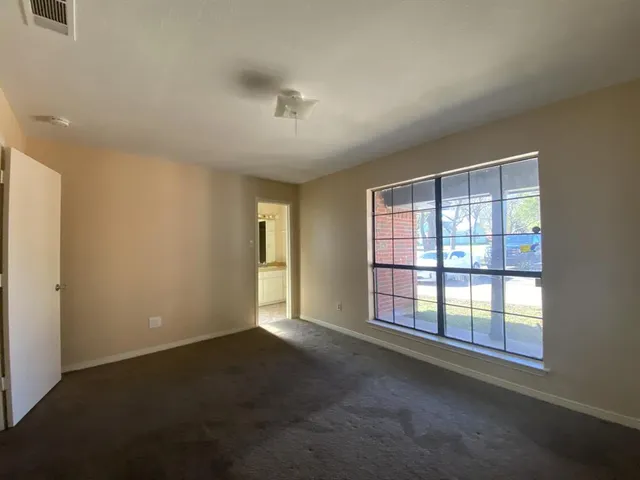 $1,900 | 724 North Elm Street, Lancaster, TX 75146