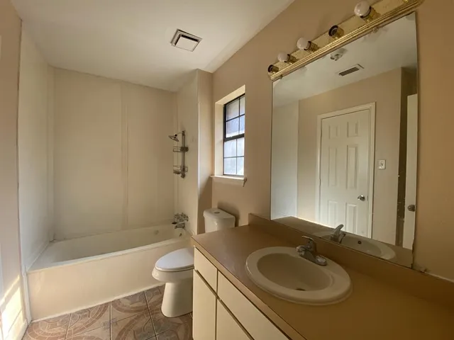 $1,900 | 724 North Elm Street, Lancaster, TX 75146