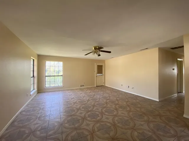 $1,900 | 724 North Elm Street, Lancaster, TX 75146