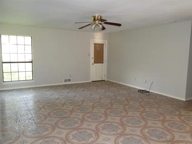 $1,900 | 724 North Elm Street, Lancaster, TX 75146