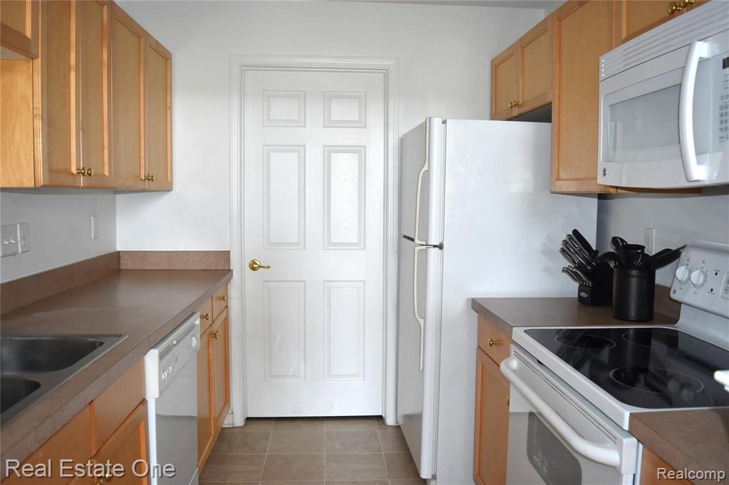 5303 Brookemonte Circle Rochester, MI 48306 - Photo 6 of 17