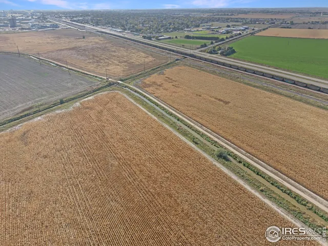 a view of a bath room