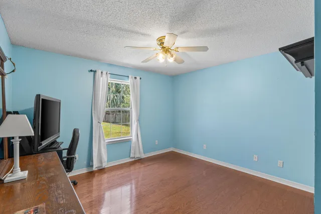 a view of a livingroom with a workspace