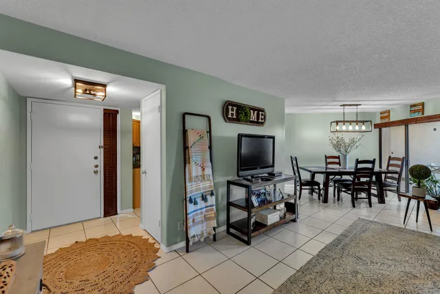$280,000 | 5650 Camino Del Sol, Unit 205, Boca Raton, FL 33433