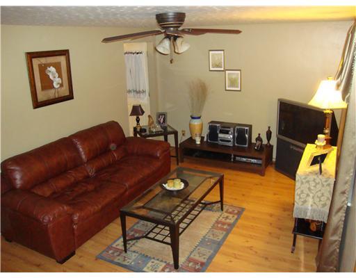 6 Bench Drive McKees Rocks, PA 15136 - Photo 2 of 13 Living Room.