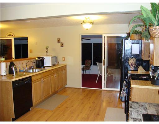 6 Bench Drive McKees Rocks, PA 15136 - Photo 3 of 13 Kitchen.