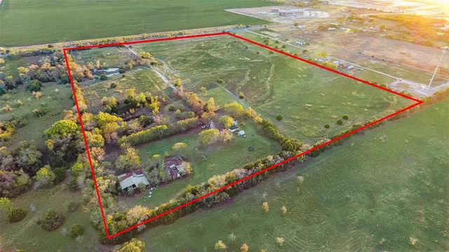 a view of a tennis court