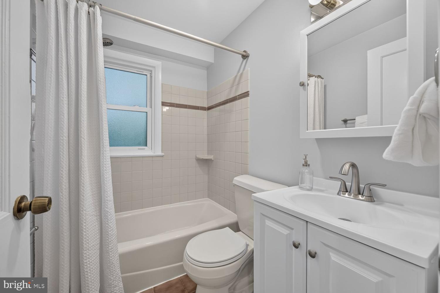 1503 Crest Road Silver Spring, MD 20902 - Photo 11 of 34 1st flr full bath w/updates, shower/tub, & window
