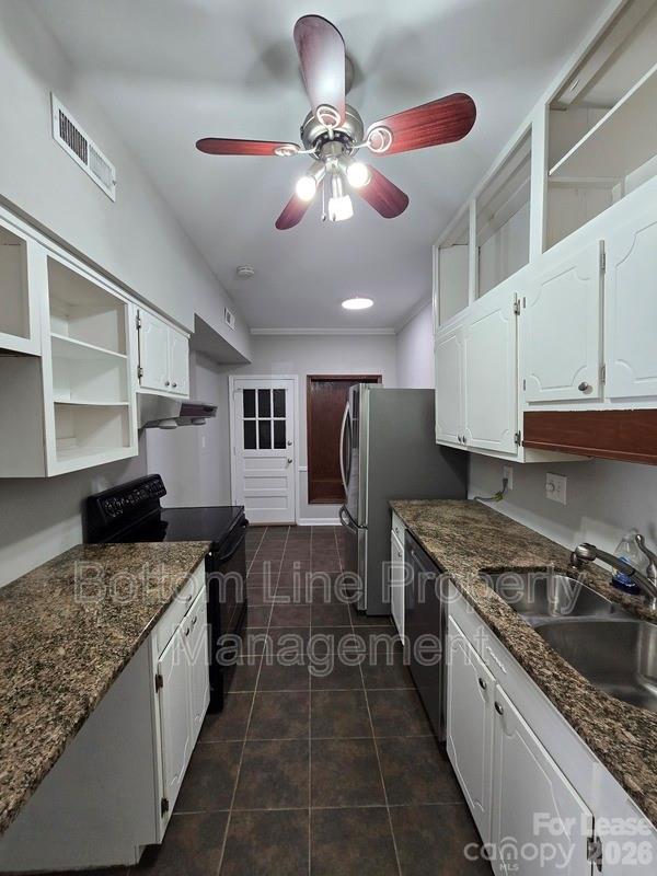 5949 Quail Hollow Road, Unit D Charlotte, NC 28210 - Photo 10 of 34 a kitchen with a stove cabinets and stainless steel appliances