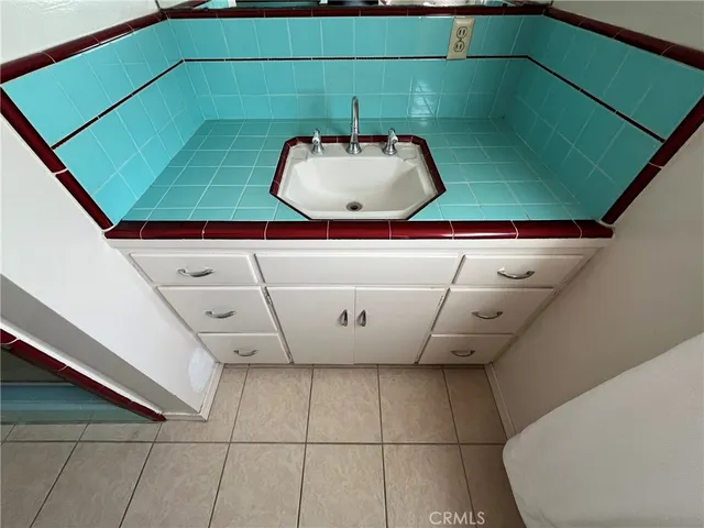 a view of utility room