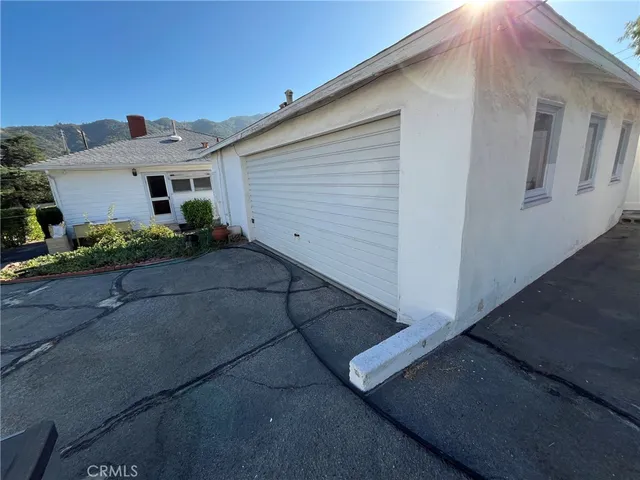 a view of a house with backyard