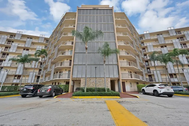 $2,550 | 3101 North Country Club Drive, Unit 105, Aventura, FL 33180