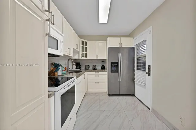 $2,550 | 3101 North Country Club Drive, Unit 105, Aventura, FL 33180