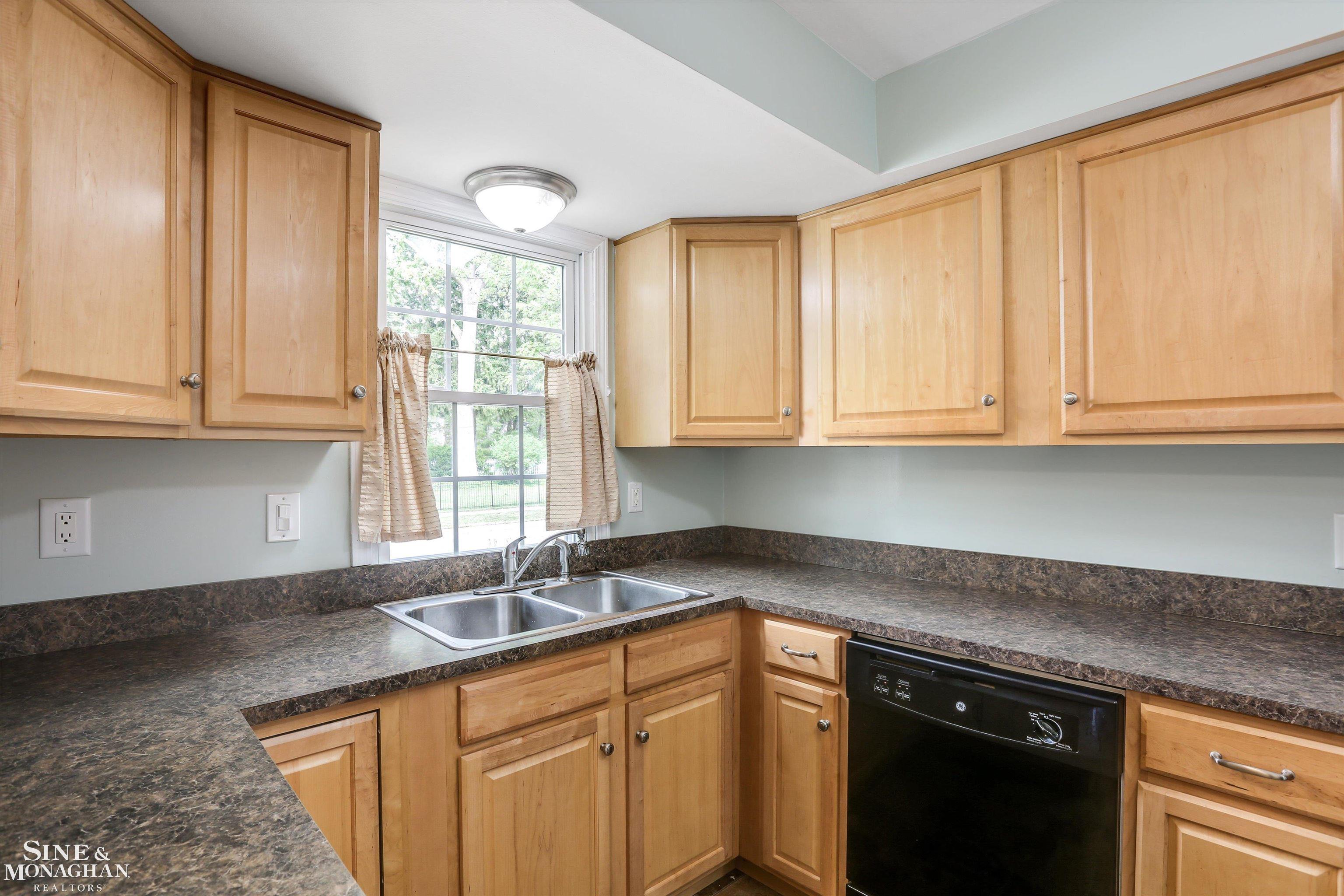 1466 Hampton Road Grosse Pointe Woods, MI 48236 - Photo 2 of 31