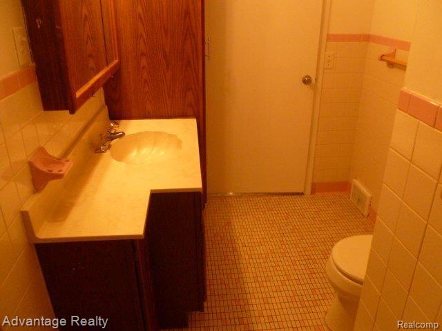 3320 Grant Road Rochester, MI 48309 - Photo 13 of 22 P1000367.JPG
