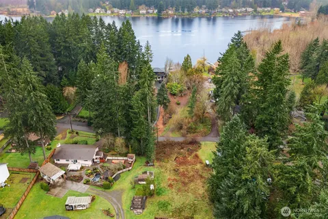an aerial view of a house with outdoor space and lake view