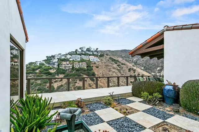 a view of a dinning table and chairs in the patio