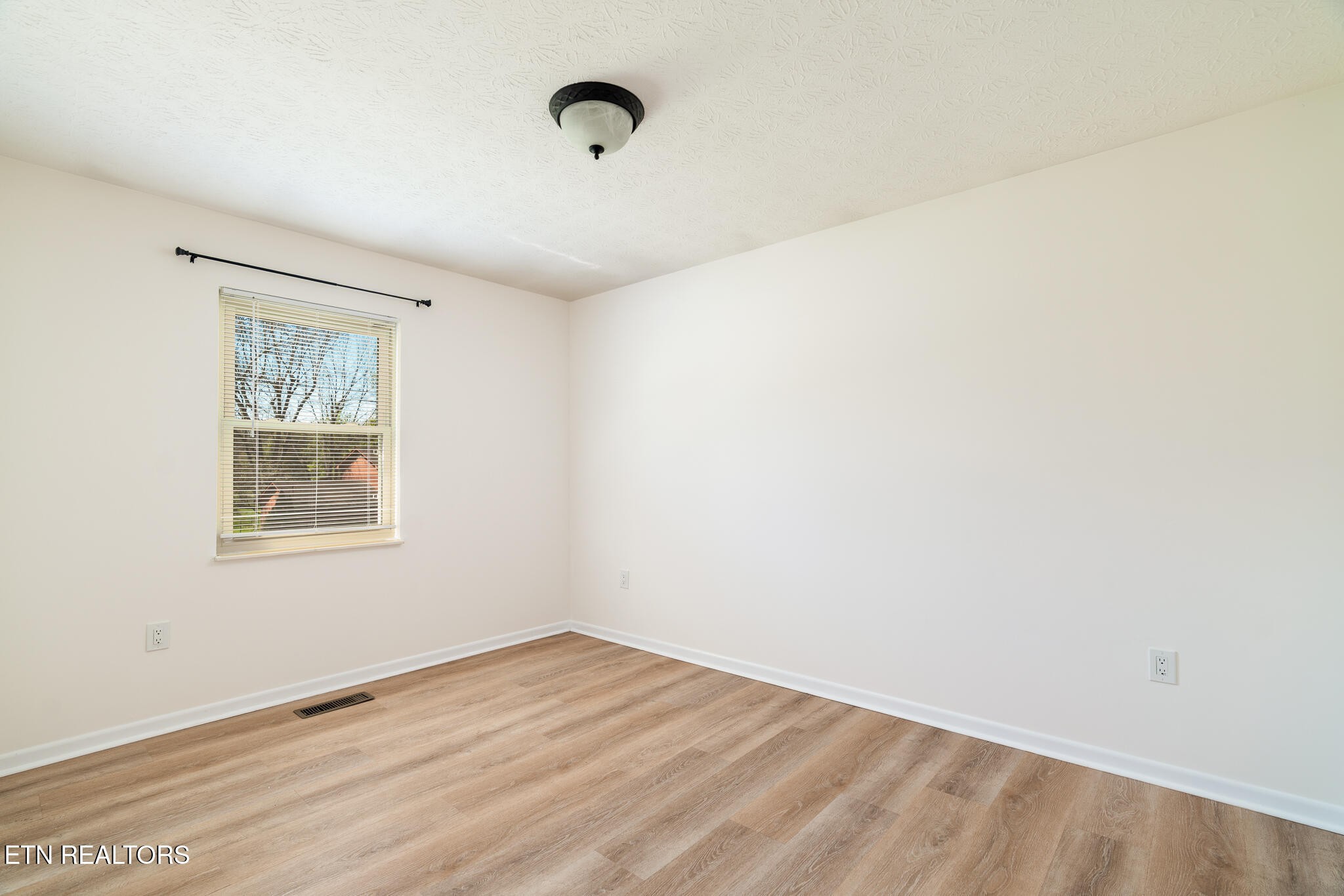 520 Harrow Road Knoxville, TN 37934 - Photo 18 of 42 an empty room with a window