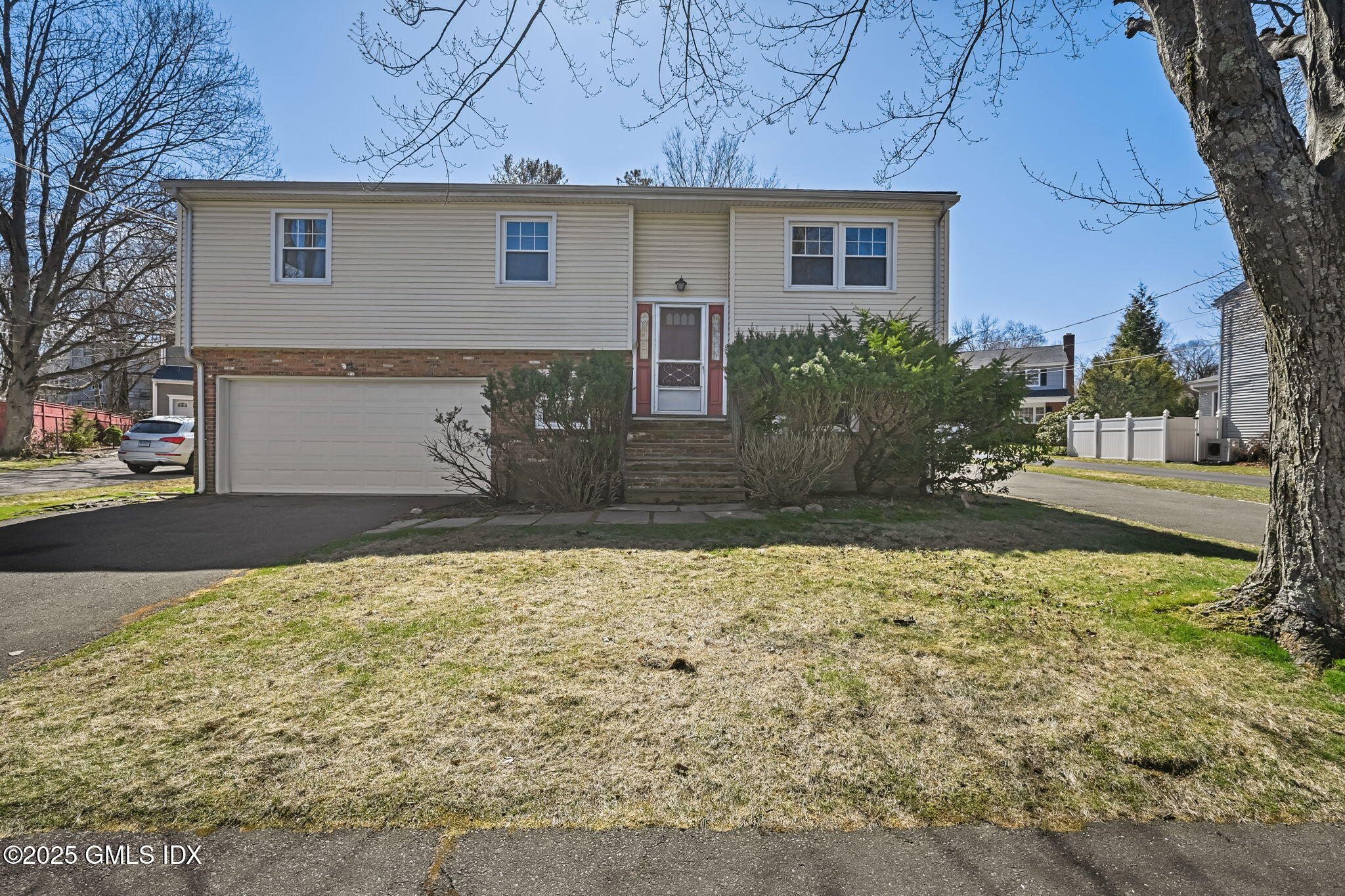 12 Griffith Road Riverside, CT 06878 - Photo 1 of 13 a front view of a house with garden